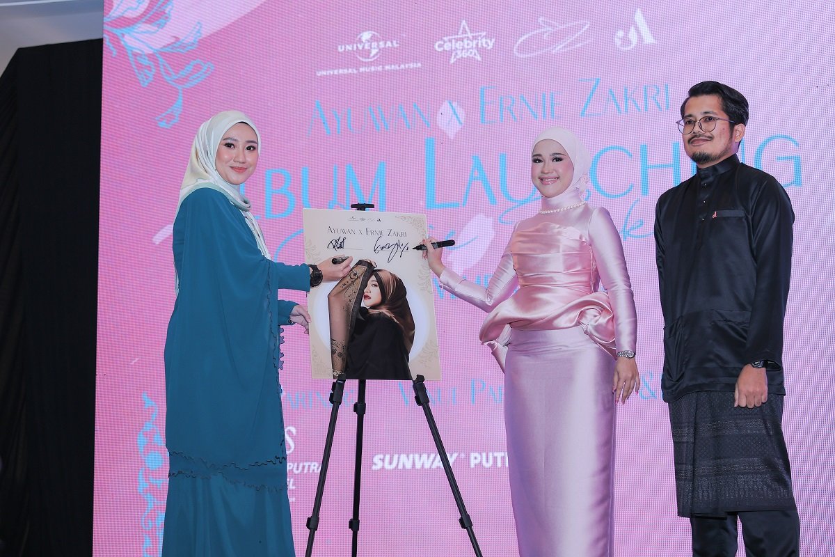 Ernie Zakri bersama wakil Ayuwan, Nur Diyana Afiqah dan Mohd Azuan